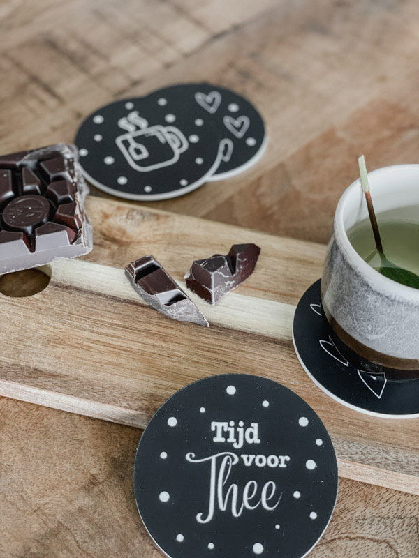 Onderzetter zwart met de tekst; Tijd voor thee