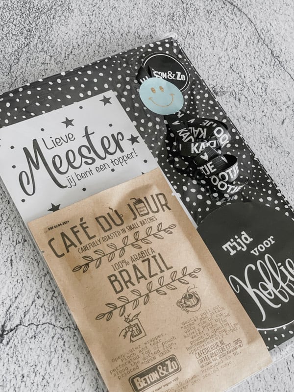 9a9061dca2276851f701468a4c7602b4048172b5 Meester cadeau - Koffie to-go, onderzetter 'tijd voor koffie' & A6-kaartje