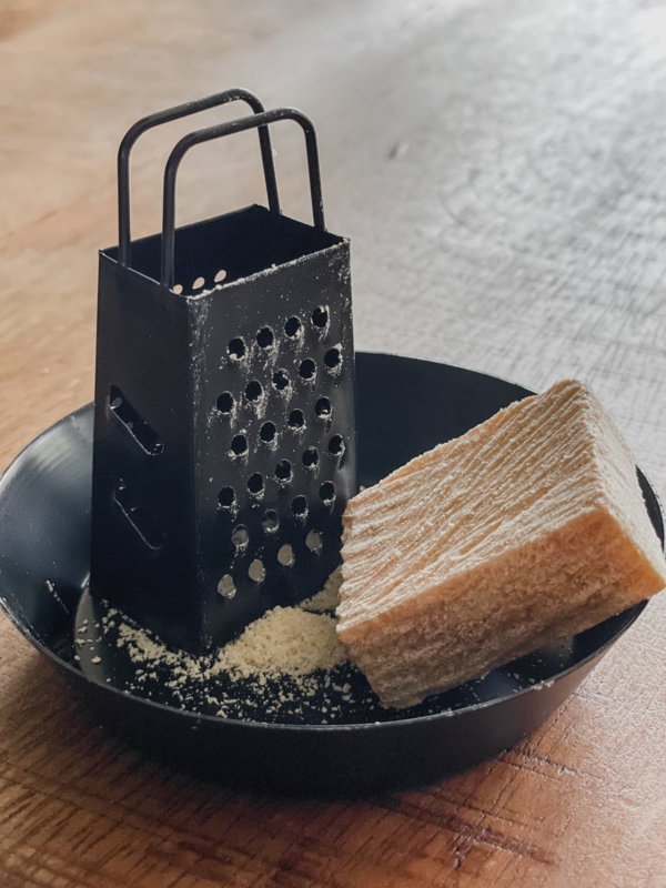 Kerstcadeau - Metalen schaaltje, rasp en amberblokje Kerstcadeau - Metalen schaaltje, rasp en amberblokje