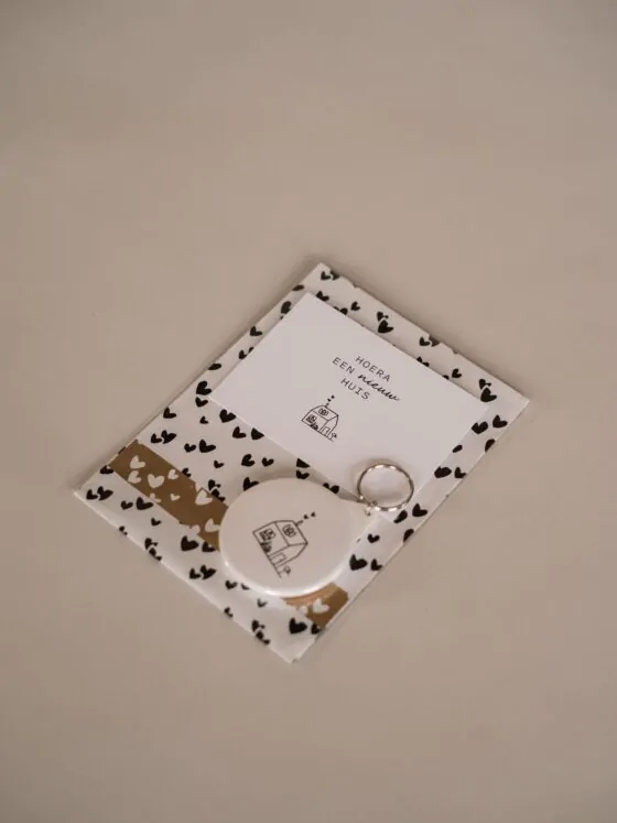 hoera een nieuw huis- cadeautje met sleutelhanger