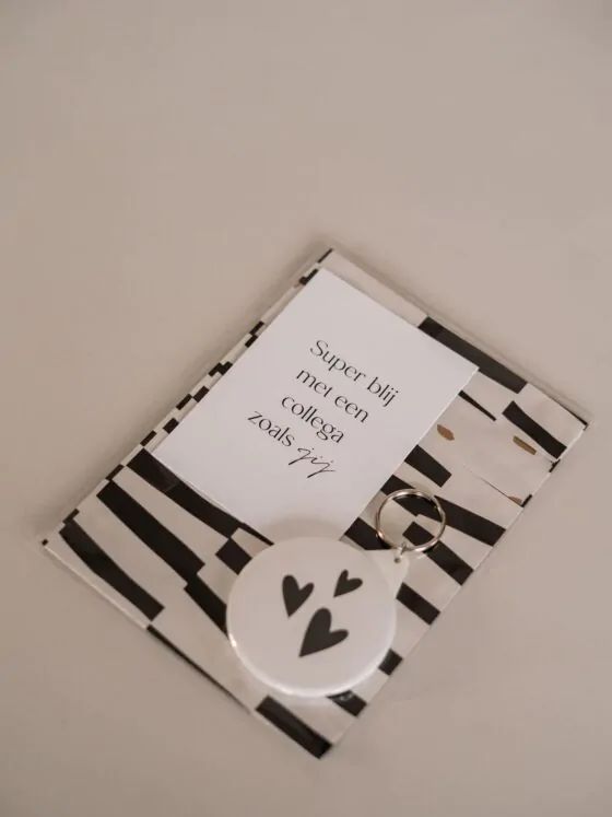Super blij met een collega zoals jij - cadeautje - sleutelhanger, zakspiegeltje of magneet Super blij met een collega zoals jij - cadeautje - sleutelhanger, zakspiegeltje of magneet
