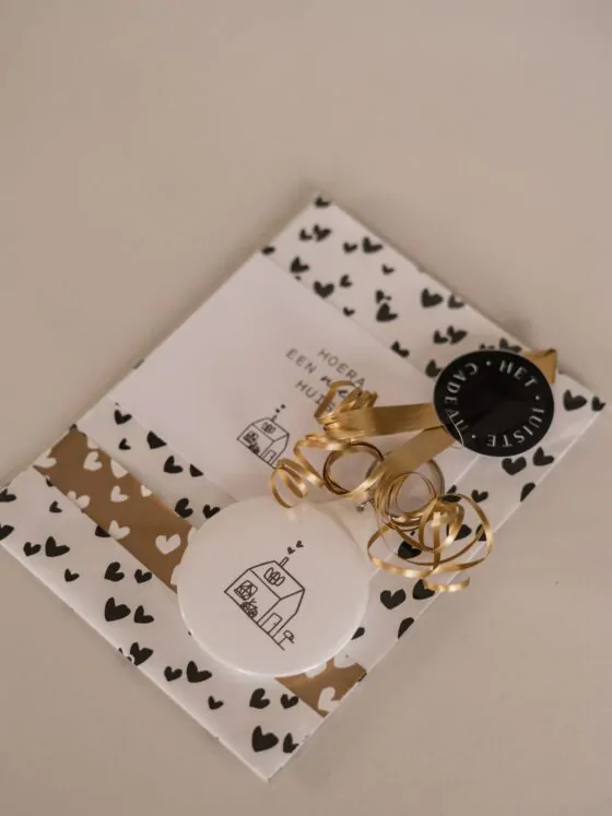 hoera een nieuw huis- cadeautje met sleutelhanger