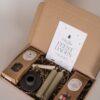 Brievenbus kerstpakket - Geniet pakket met kaarsen, kandelaar, thee & snoepjes Brievenbus kerstpakket - Geniet pakket met kaarsen, kandelaar, thee & snoepjes