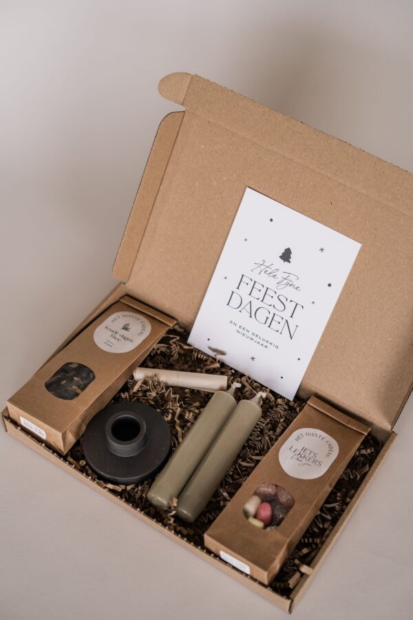 Brievenbus kerstpakket - Geniet pakket met kaarsen, kandelaar, thee & snoepjes Brievenbus kerstpakket - Geniet pakket met kaarsen, kandelaar, thee & snoepjes
