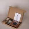 Brievenbus kerstpakket - Kaarsen, kandelaar & thee Brievenbus kerstpakket - Kaarsen, kandelaar & thee