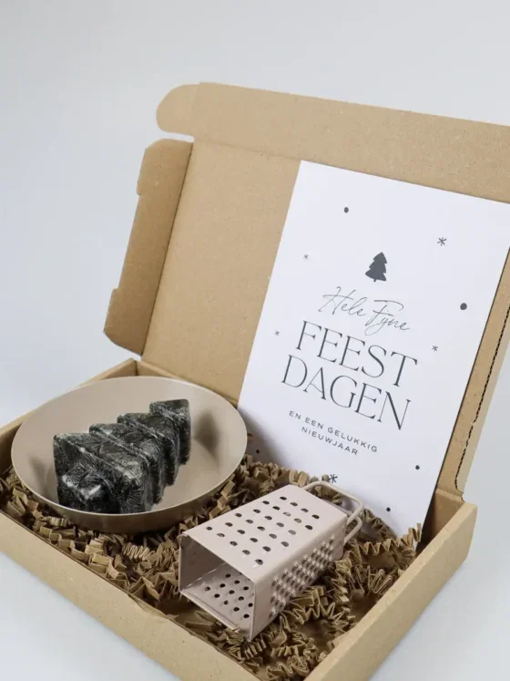 Brievenbus kerstcadeau - Heerlijk ruikend geurblokje, schaaltje & rasp
