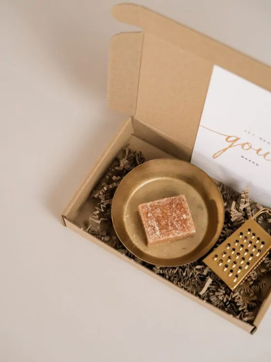 Brievenbus cadeau jij bent goud waard - Amberblokje, schaaltje & rasp