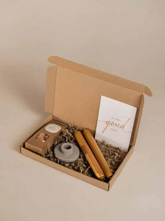 Brievenbus cadeau jij bent goud waard - Potloodkaarsen, kandelaar en zakje snoep Brievenbus cadeau jij bent goud waard - Potloodkaarsen, kandelaar en zakje snoep