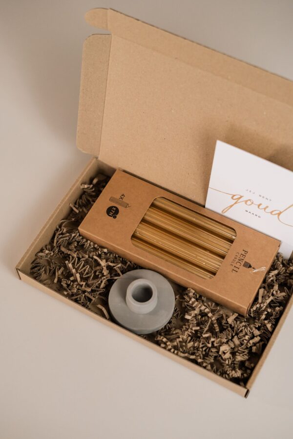Brievenbus cadeau jij bent goud waard - Set gouden potlood kaarsen & kandelaar Brievenbus cadeau jij bent goud waard - Set gouden potlood kaarsen & kandelaar