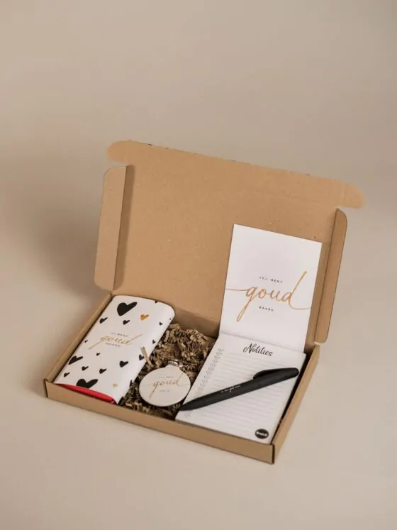 Jij bent goud waard brievenbus cadeau - Notitieblok, pen, sleutelhanger & chocoladereep
