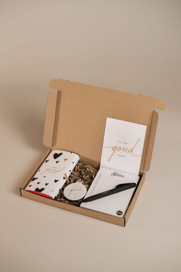 Jij bent goud waard brievenbus cadeau - Notitieblok, pen, sleutelhanger & chocoladereep Jij bent goud waard brievenbus cadeau - Notitieblok, pen, sleutelhanger & chocoladereep