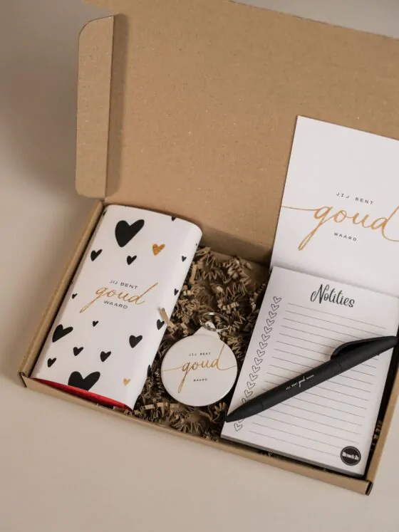 Jij bent goud waard brievenbus cadeau - Notitieblok, pen, sleutelhanger & chocoladereep