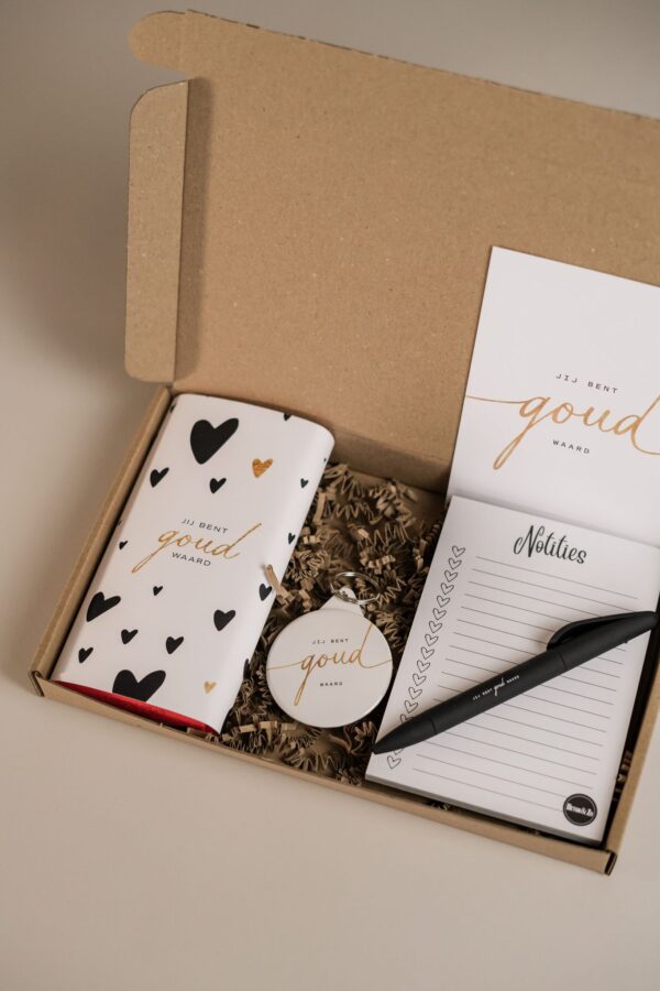 Jij bent goud waard brievenbus cadeau - Notitieblok, pen, sleutelhanger & chocoladereep Jij bent goud waard brievenbus cadeau - Notitieblok, pen, sleutelhanger & chocoladereep