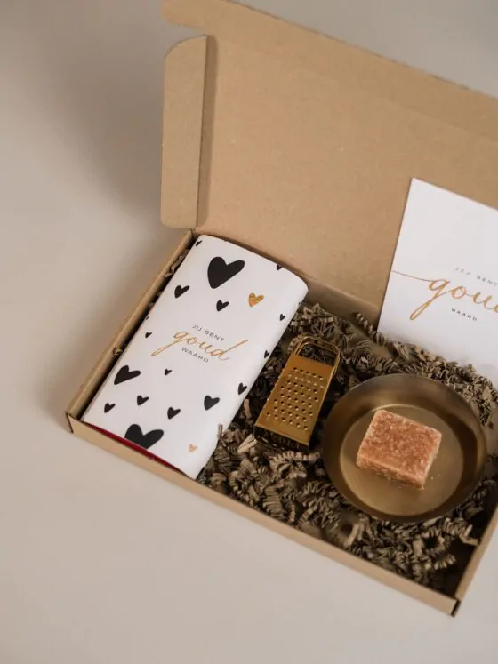 Brievenbus cadeau jij bent goud waard - Amberblokje, schaaltje, rasp & chocolade