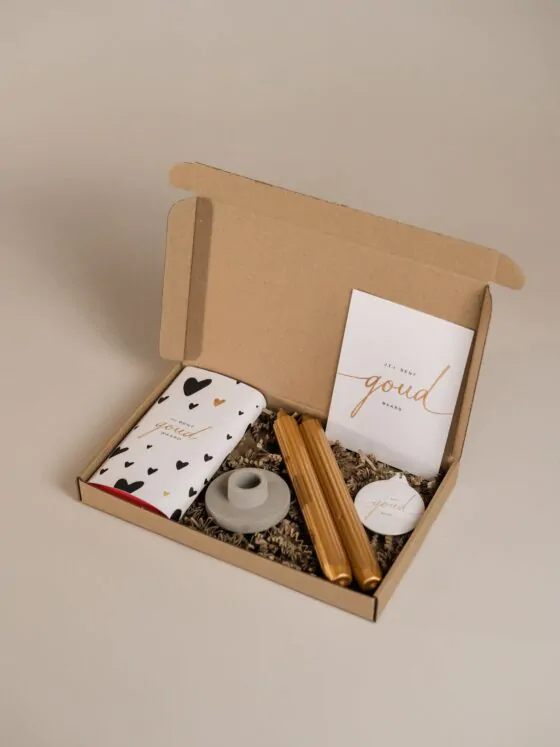 Brievenbus cadeau Jij bent Goud waard - Chocoladereep, spiegel-sleutelhanger, 2 kaarsen & kandelaar