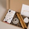 Brievenbus cadeau Jij bent Goud waard - Chocoladereep, spiegel-sleutelhanger, 2 kaarsen & kandelaar