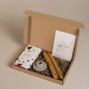 Brievenbus cadeau jij bent goud waard - Chocolade, 2 potlood kaarsen & kandelaar