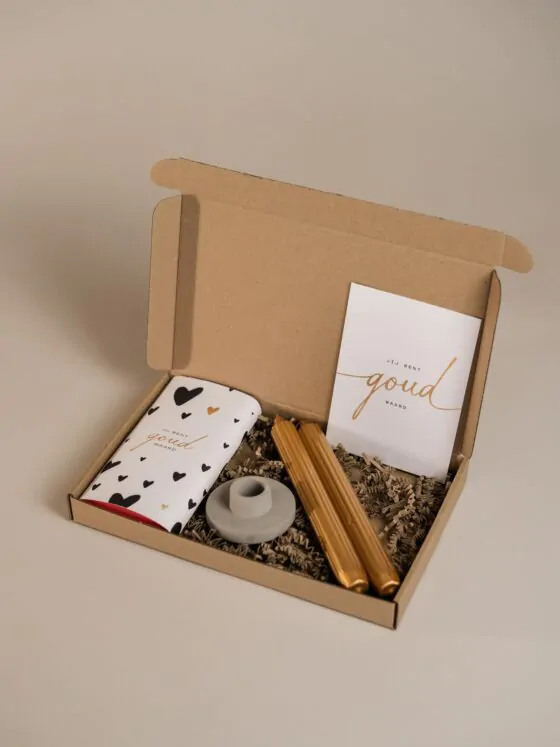 Brievenbus cadeau jij bent goud waard - Chocolade, 2 potlood kaarsen & kandelaar Brievenbus cadeau jij bent goud waard - Chocolade, 2 potlood kaarsen & kandelaar