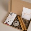 Brievenbus cadeau jij bent goud waard - Chocolade, 2 potlood kaarsen & kandelaar