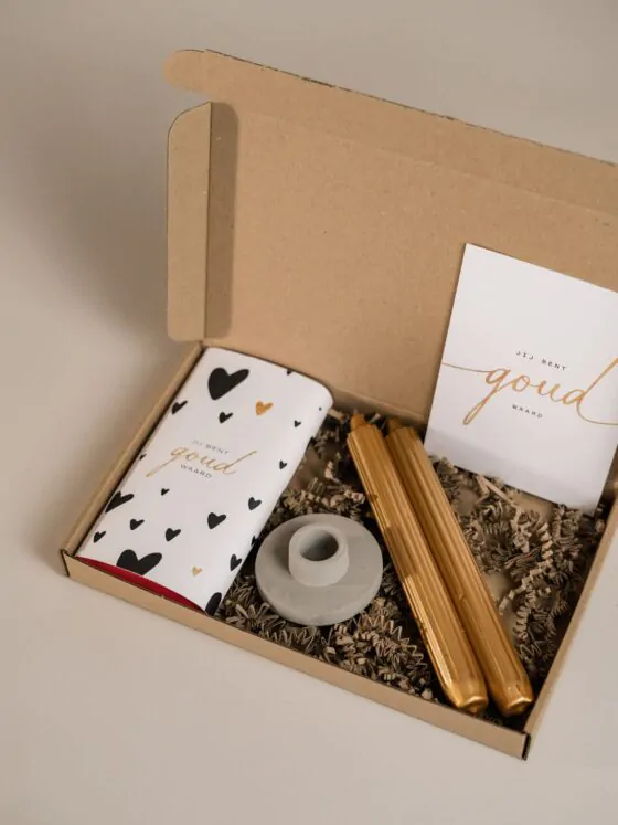 Brievenbus cadeau jij bent goud waard - Chocolade, 2 potlood kaarsen & kandelaar