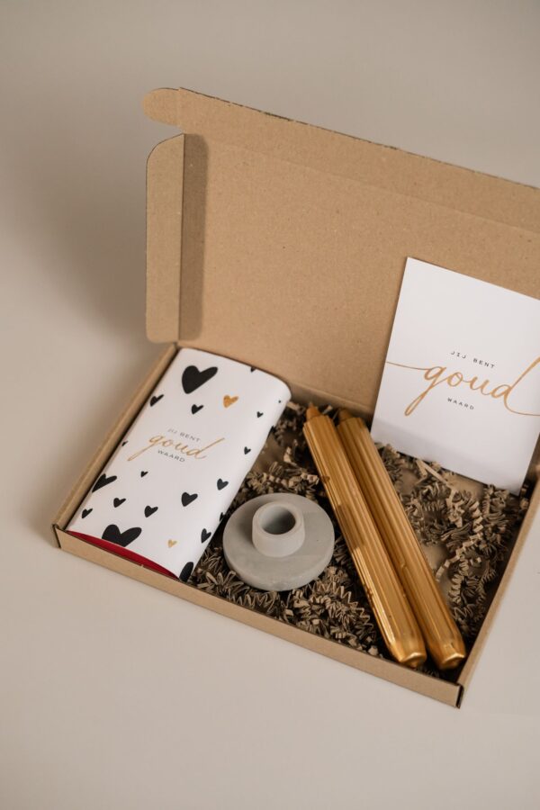 Brievenbus cadeau jij bent goud waard - Chocolade, 2 potlood kaarsen & kandelaar