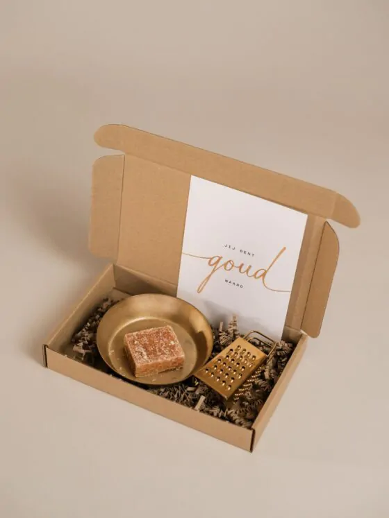 Brievenbus cadeau jij bent goud waard - Amberblokje, schaaltje & rasp Brievenbus cadeau jij bent goud waard - Amberblokje, schaaltje & rasp