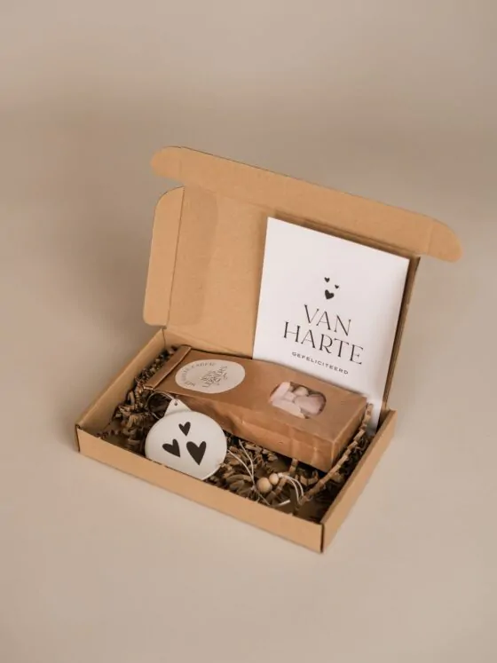 Brievenbus cadeau - van harte gefeliciteerd - Sleutelhanger, gelukspoppetje & snoepjes