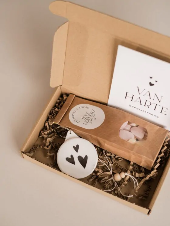 Brievenbus cadeau - van harte gefeliciteerd - Sleutelhanger, gelukspoppetje & snoepjes