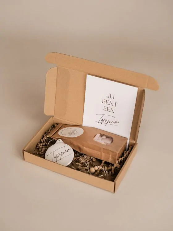 Brievenbus cadeau - jij bent een topper - Sleutelhanger, gelukspoppetje & snoepjes