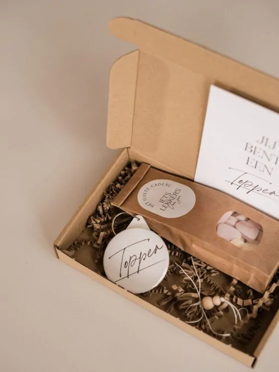 Brievenbus cadeau - jij bent een topper - Sleutelhanger, gelukspoppetje & snoepjes