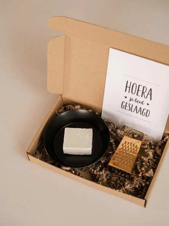 hoera je bent geslaagd brievenbus cadeau - schaaltje, blokje en rasp