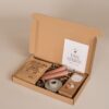 van harte gefeliciteerd brievenbus cadeau - Koffie, 2 kaarsen, kandelaar & snoepjes