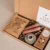 van harte gefeliciteerd brievenbus cadeau - Koffie, 2 kaarsen, kandelaar & snoepjes