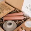 van harte gefeliciteerd brievenbus cadeau - Koffie, 2 kaarsen, kandelaar & snoepjes