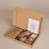 Veel liefs brievenbus cadeau - Koffie, 2 kaarsen, kandelaar & snoepjes