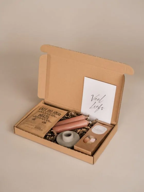Veel liefs brievenbus cadeau - Koffie, 2 kaarsen, kandelaar & snoepjes