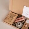 Veel liefs brievenbus cadeau - Koffie, 2 kaarsen, kandelaar & snoepjes