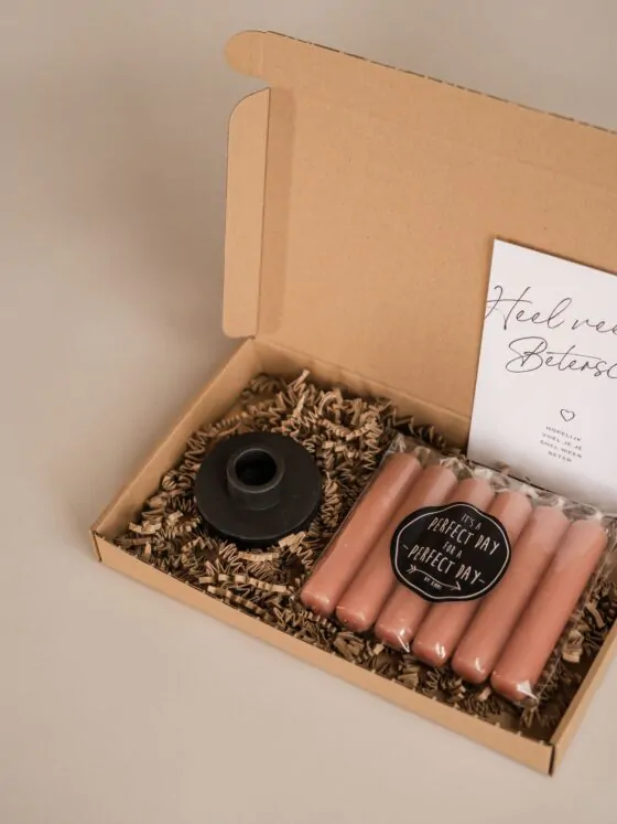 Heel veel beterschap brievenbus cadeau - kaarsen en een kandelaar