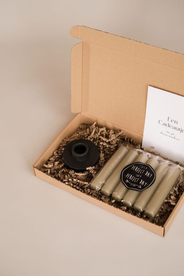 Een cadeautje in je brievenbus - brievenbus cadeau - kaarsen en een kandelaar