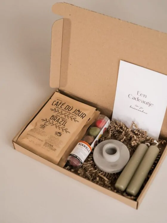 brievenbus cadeau - Koffie, 2 kaarsen, kandelaar & chocolade