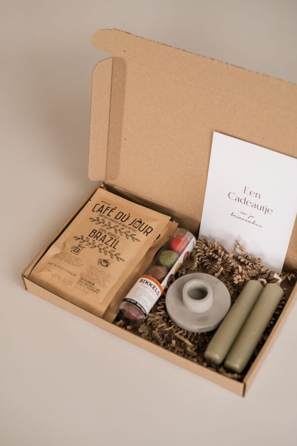 brievenbus cadeau - Koffie, 2 kaarsen, kandelaar & chocolade