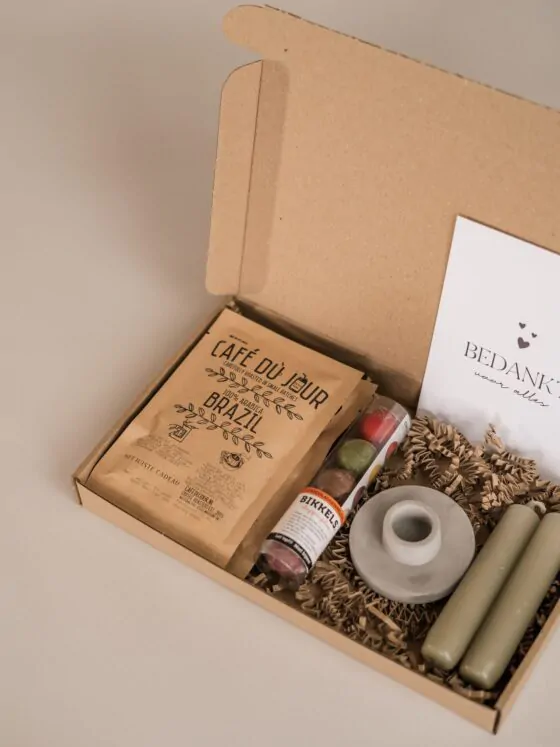 bedankt brievenbus cadeau - Koffie, 2 kaarsen, kandelaar & chocolade