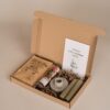 Hoera een nieuw huis brievenbus cadeau - Koffie, 2 kaarsen, kandelaar & chocolade