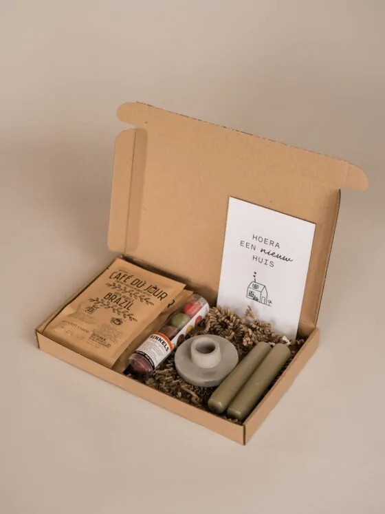 Hoera een nieuw huis brievenbus cadeau - Koffie, 2 kaarsen, kandelaar & chocolade Hoera een nieuw huis brievenbus cadeau - Koffie, 2 kaarsen, kandelaar & chocolade