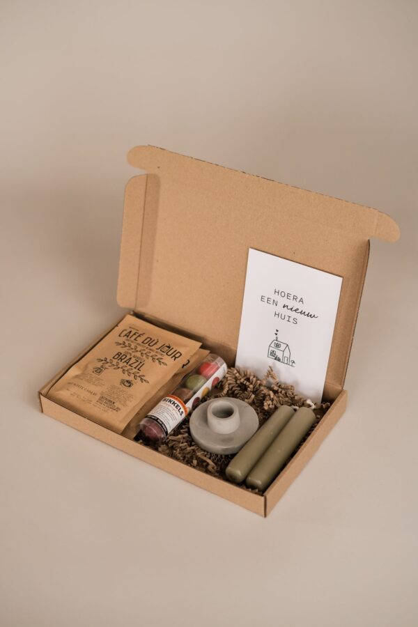 Hoera een nieuw huis brievenbus cadeau - Koffie, 2 kaarsen, kandelaar & chocolade