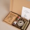 Hoera een nieuw huis brievenbus cadeau - Koffie, 2 kaarsen, kandelaar & chocolade