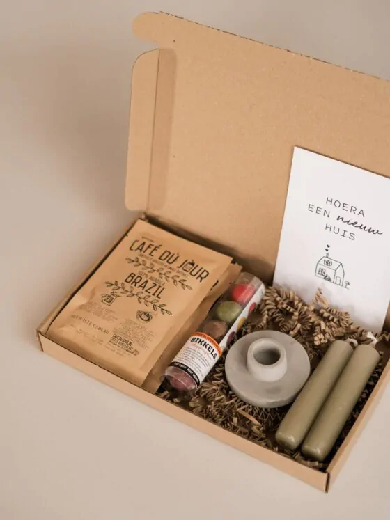Hoera een nieuw huis brievenbus cadeau - Koffie, 2 kaarsen, kandelaar & chocolade
