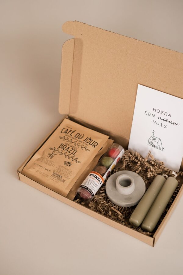 Hoera een nieuw huis brievenbus cadeau - Koffie, 2 kaarsen, kandelaar & chocolade