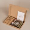 goud waard brievenbus cadeau - Koffie, 2 kaarsen, kandelaar & chocolade