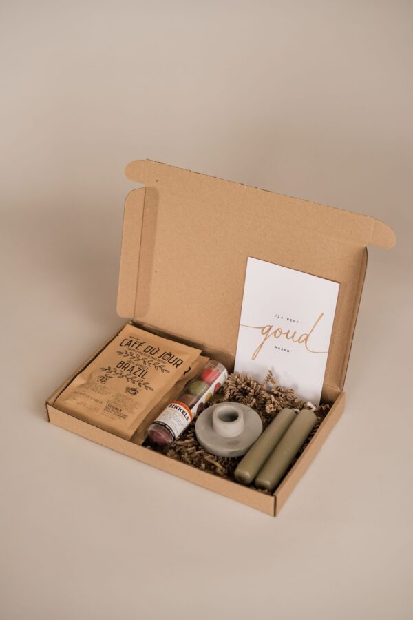 goud waard brievenbus cadeau - Koffie, 2 kaarsen, kandelaar & chocolade